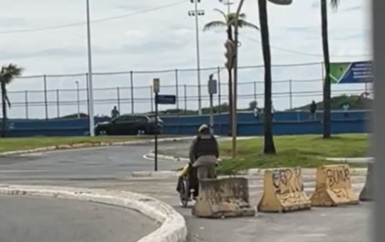 PM interrompe patrulhamento para ajudar cadeirante em Salvador