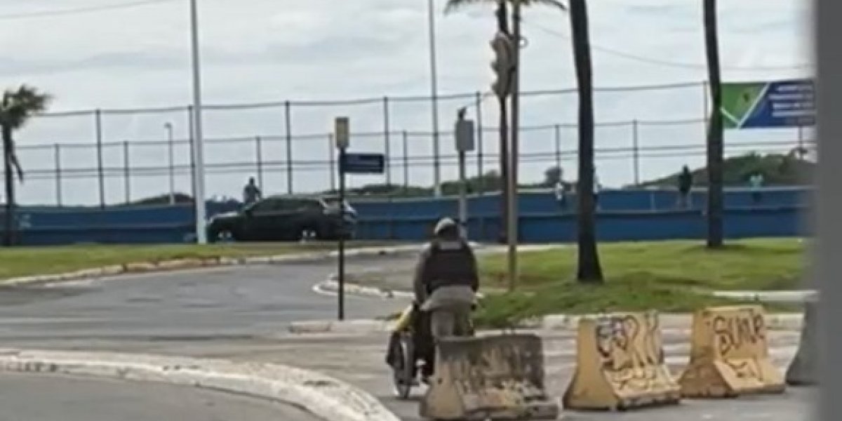 PM interrompe patrulhamento para ajudar cadeirante em Salvador