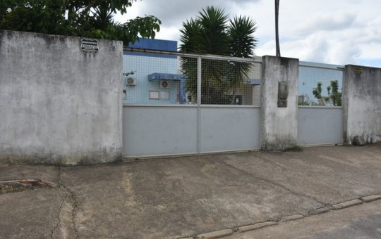 Homens entram em unidade de saúde, pedem para se vacinar e anunciam assalto