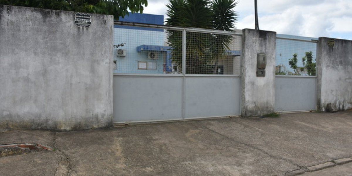 Homens entram em unidade de saúde, pedem para se vacinar e anunciam assalto