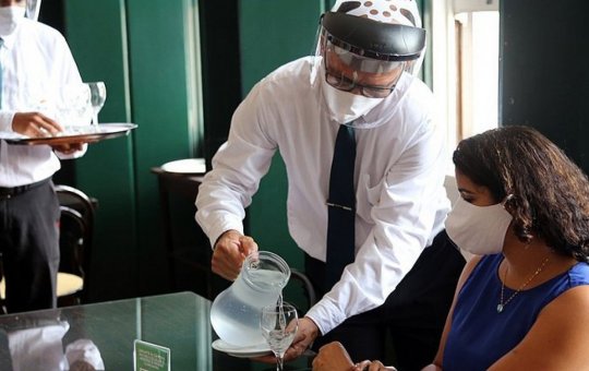 Senac abre 300 vagas para curso gratuito de garçom e garçonete em Salvador