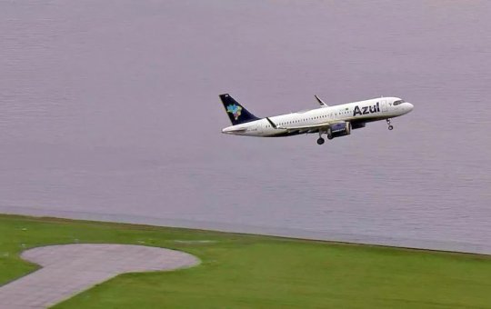 Azul vai cancelar centenas de voos em janeiro por falta de tripulantes