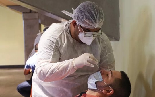 Distribuição de testes para Covid cai 52% enquanto Ômicron avança