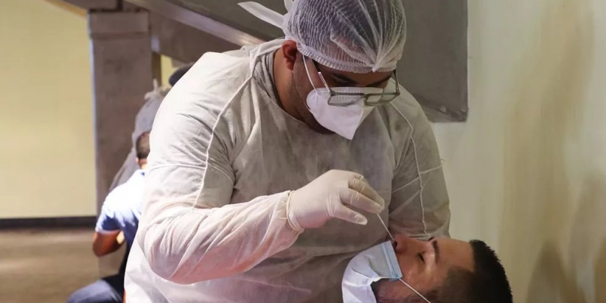 Distribuição de testes para Covid cai 52% enquanto Ômicron avança