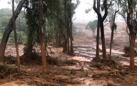 Lama transborda em dique de Minas Gerais e interdita BR-040