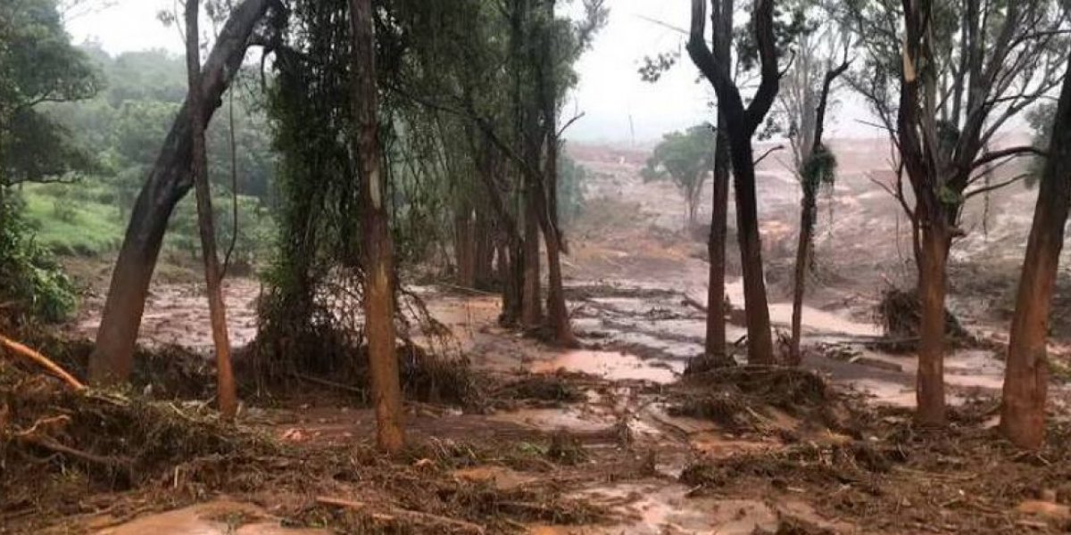 Lama transborda em dique de Minas Gerais e interdita BR-040