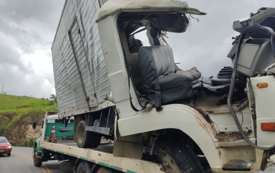 Caminhão bate em rocha e acidente deixa uma pessoa morta