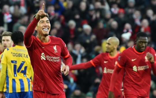 Com gol de calcanhar de Firmino, Liverpool vence e avança na Copa da Inglaterra
