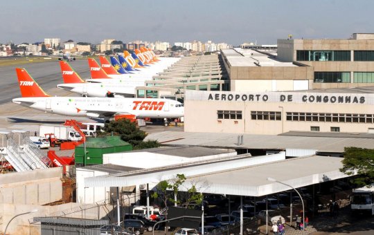 Centenas de voos são cancelados em meio a avanço de covid-19 e gripe