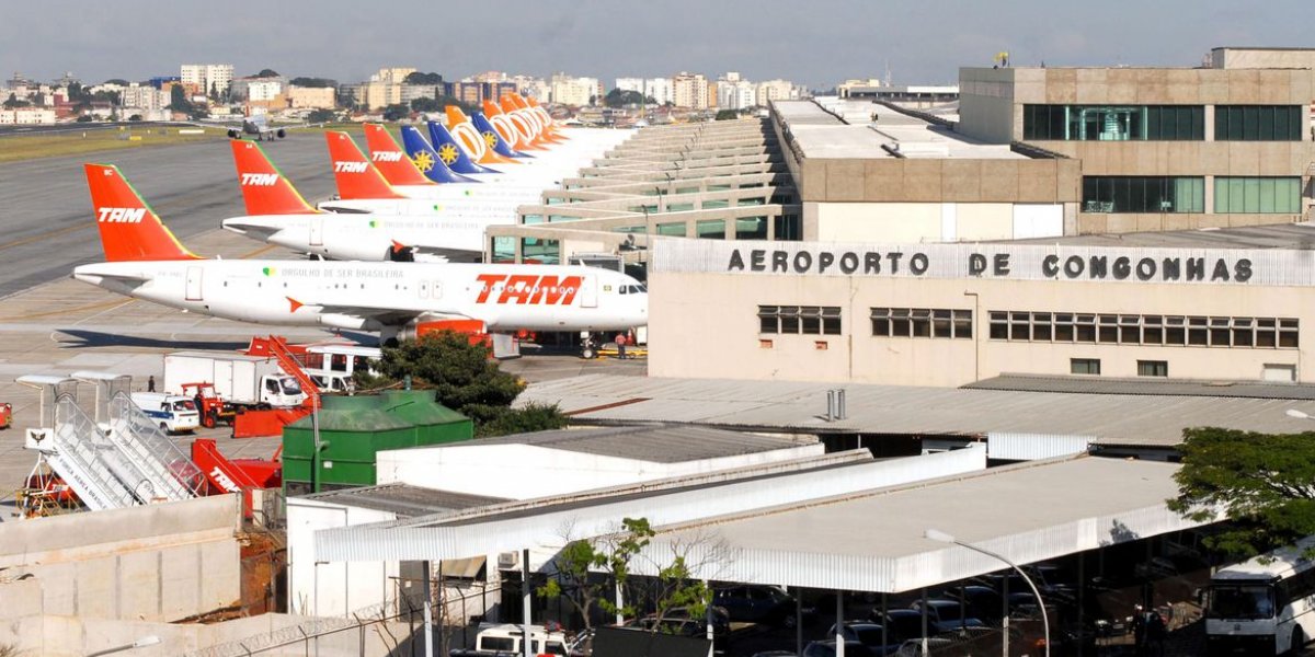 Centenas de voos são cancelados em meio a avanço de covid-19 e gripe