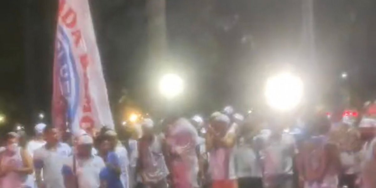 Torcida Organizada do Bahia realiza protesto na porta da casa de Bellintani