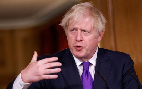 Premiê britânico admite que participou de festa durante lockdown