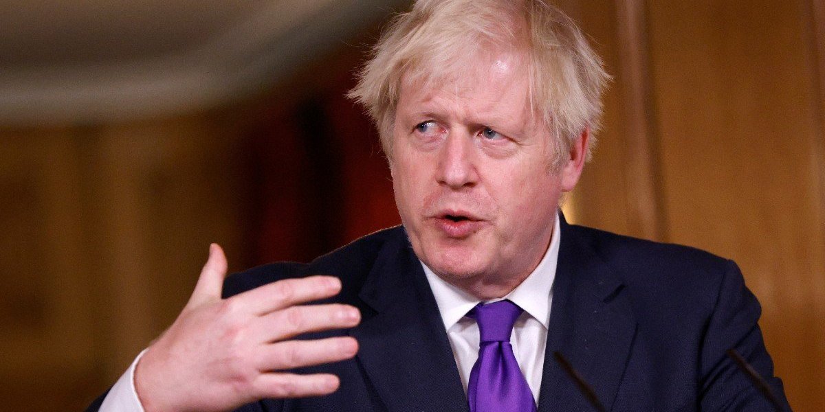 Premiê britânico admite que participou de festa durante lockdown