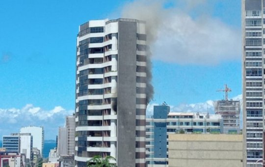 Apartamento de luxo da Barra é atingido por incêndio