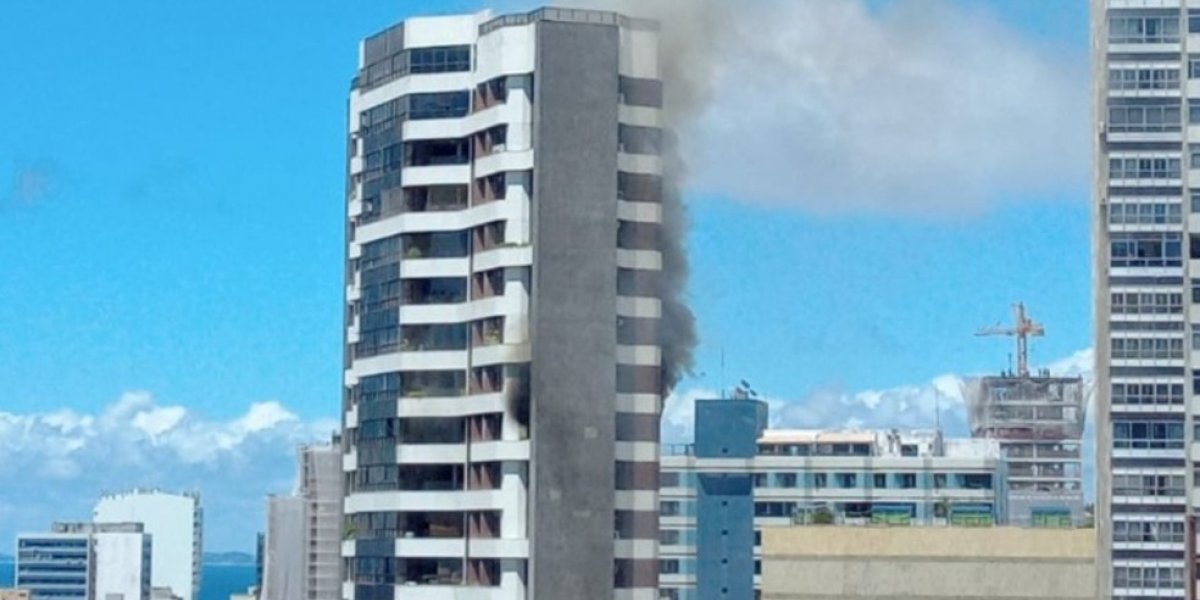 Apartamento de luxo da Barra é atingido por incêndio