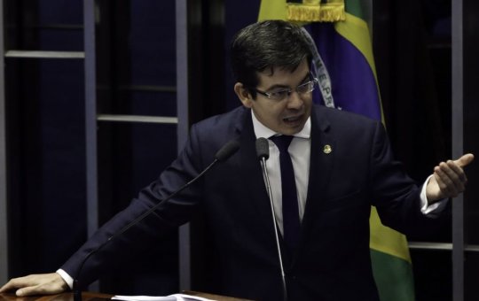Randolfe Rodrigues quer nova CPI da Pandemia e mira Augusto Aras como depoente