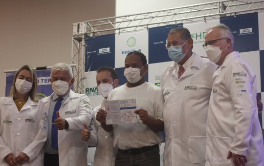 Covid-19: Voluntário baiano é o primeiro a receber dose da vacina brasileira