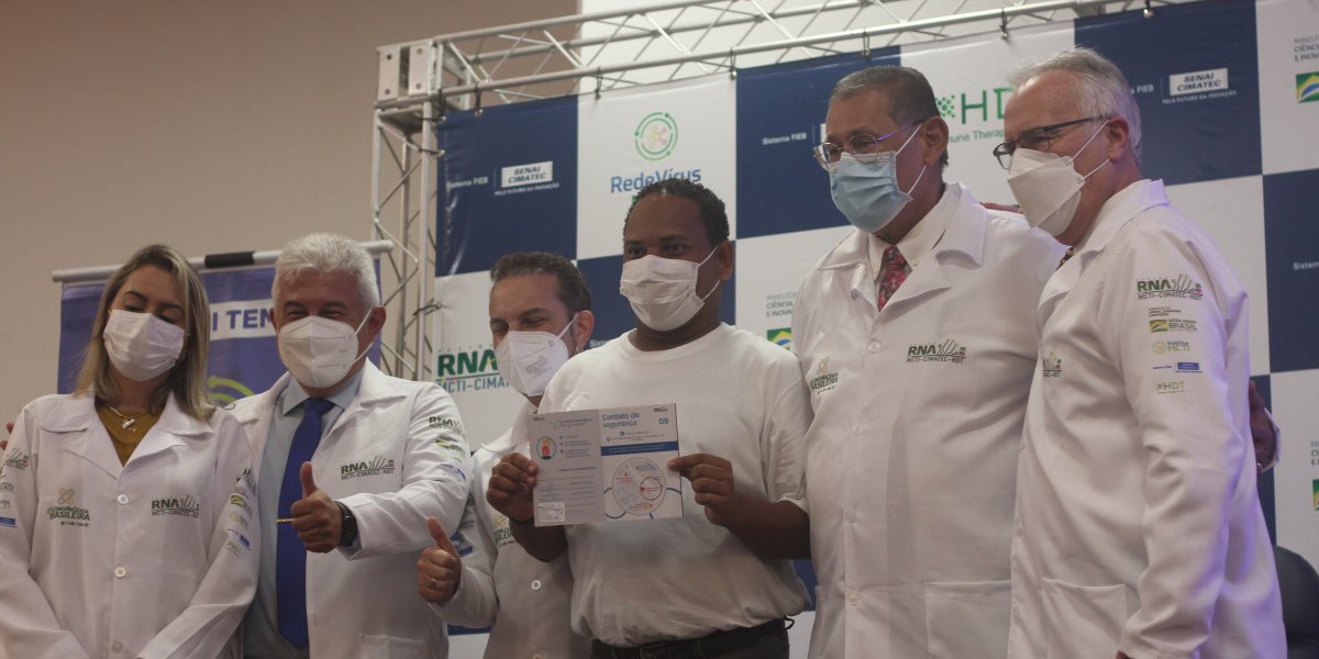 Covid-19: Voluntário baiano é o primeiro a receber dose da vacina brasileira