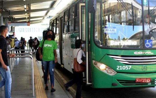 Prestes a realizar assalto a ônibus, suspeitos são presos por PM's