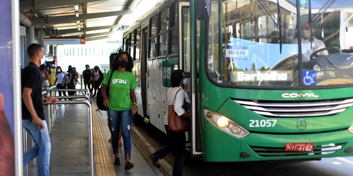Prestes a realizar assalto a ônibus, suspeitos são presos por PM's