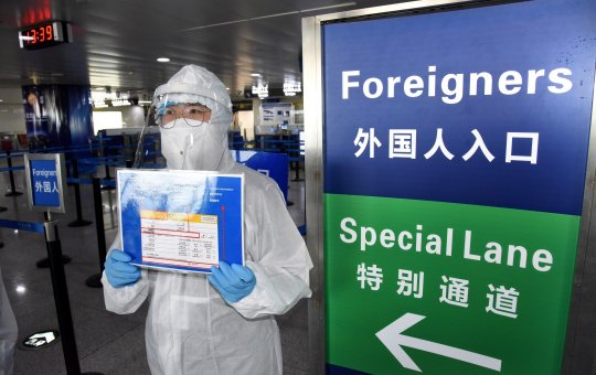 Covid-19: Hong Kong proíbe trânsito aéreo de passageiros de 153 países