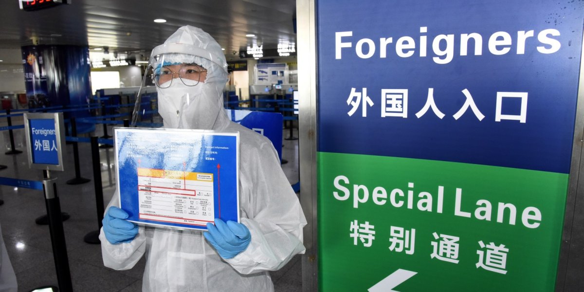 Covid-19: Hong Kong proíbe trânsito aéreo de passageiros de 153 países