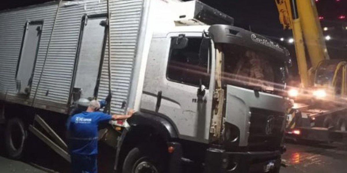 Caminhão que caiu em depósito é retirado após 15 horas do acidente