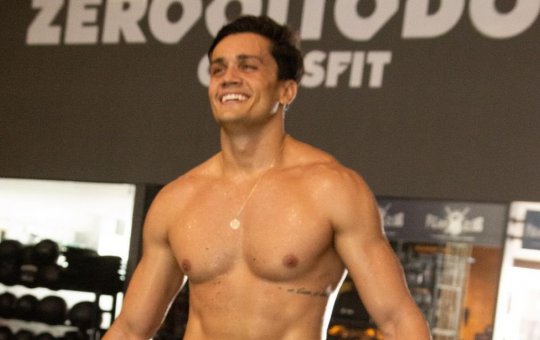 Conheça Hugo Novaes, poeta que deu beijão em Anitta na TV