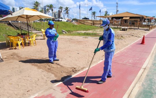 Com praias lotadas, Limpurb aumenta efetivo para 156 agentes na orla de Salvador