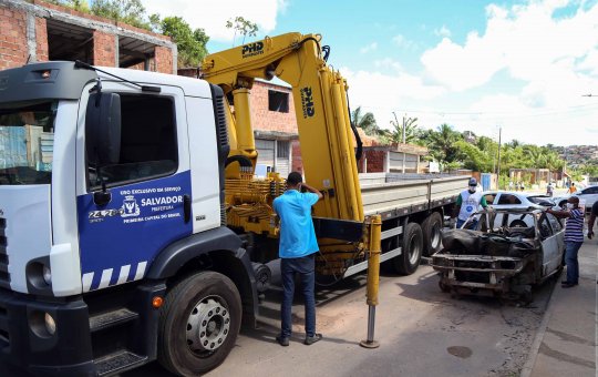 Treze automóveis são retirados das ruas de Salvador na Operação Sucata Zero