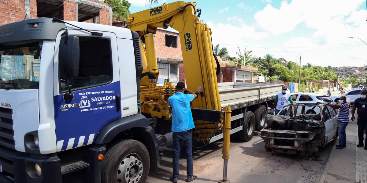 Treze automóveis são retirados das ruas de Salvador na Operação Sucata Zero