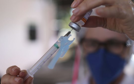 Covid: Bahia completa um ano de vacinação com queda de internações e mortes