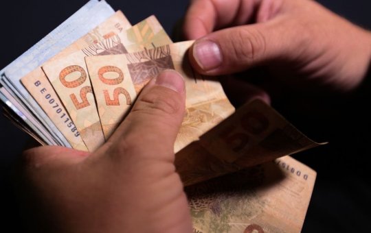 Auxílio Brasil: cadastrados com NIS final 4 recebem dinheiro nesta sexta (21)