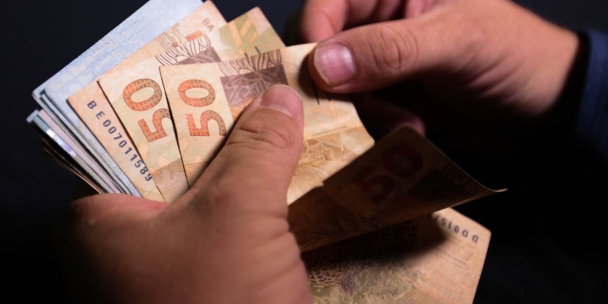 Auxílio Brasil: cadastrados com NIS final 4 recebem dinheiro nesta sexta (21)