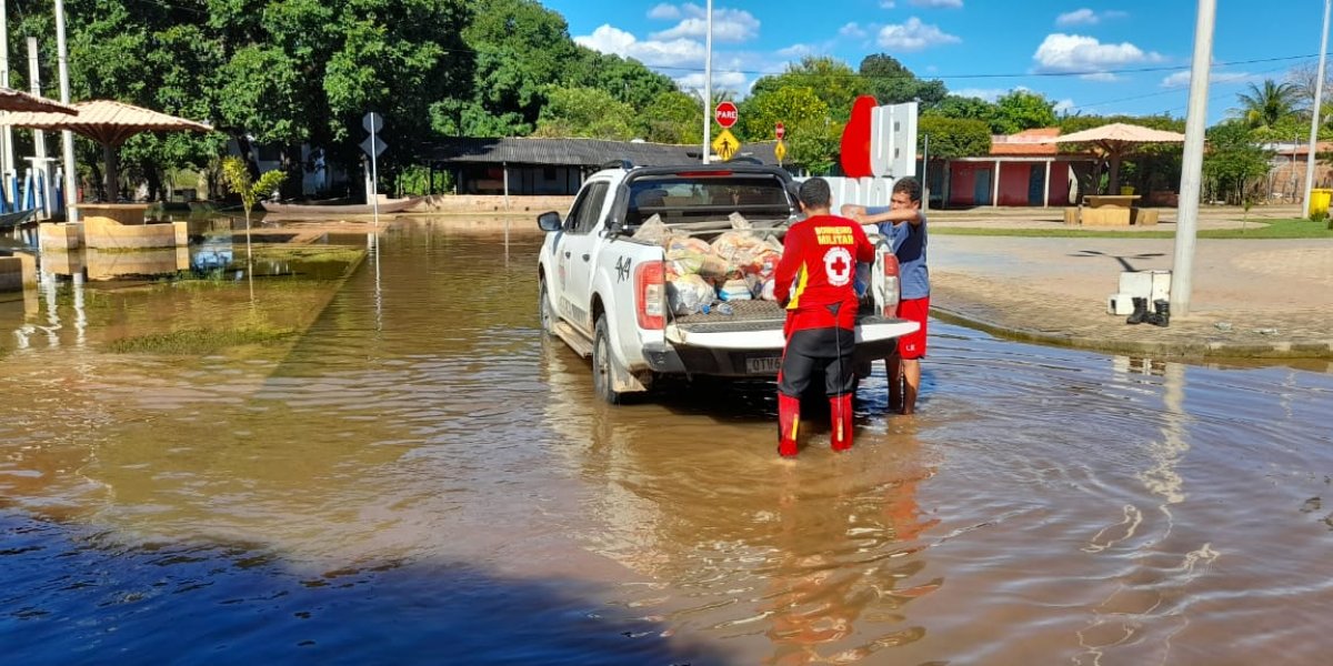 Chuva: Bombeiros recebem 10 toneladas de alimentos para ajudar famílias da Bahia
