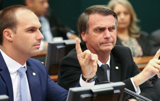 Ex-assessor confirma 'rachadinhas' na família Bolsonaro desde a década de 90