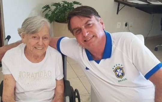Mãe de Jair Bolsonaro é enterrada e presidente se emociona 