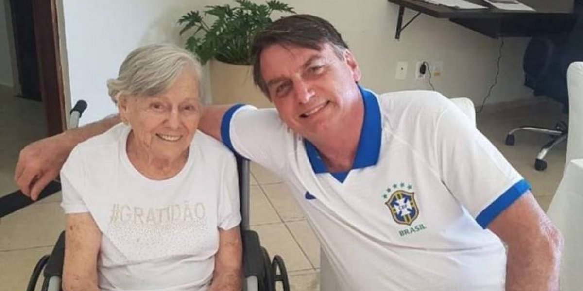 Mãe de Jair Bolsonaro é enterrada e presidente se emociona