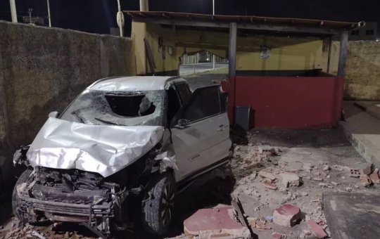 Motorista perde o controle e invade sede do Salvamar, na orla de Salvador