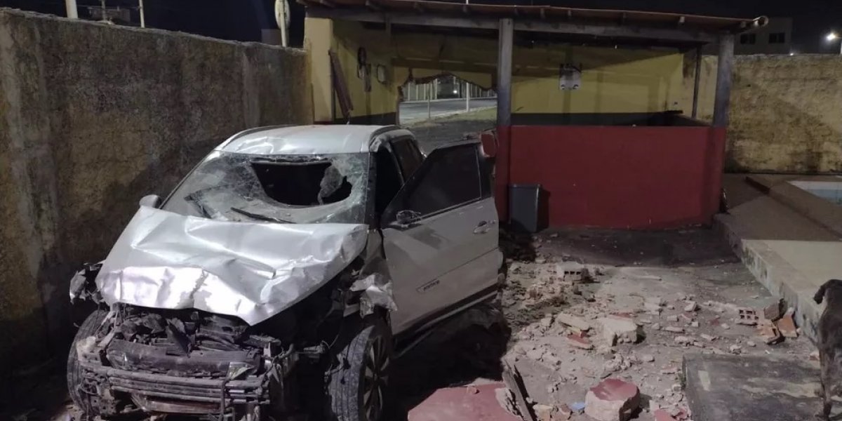 Motorista perde o controle e invade sede do Salvamar, na orla de Salvador