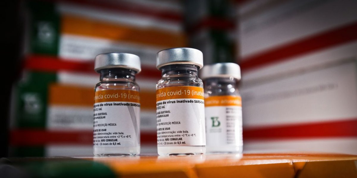 Reforço de vacina diferente é mais eficiente para quem tomou CoronaVac