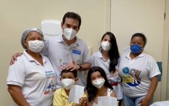 Em rede social, Leo Prates comemora vacinação dos filhos contra Covid-19