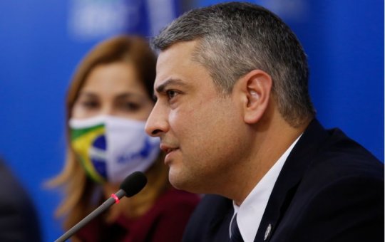 Secretário da Saúde defende cloroquina e diz que vacinas não são seguras