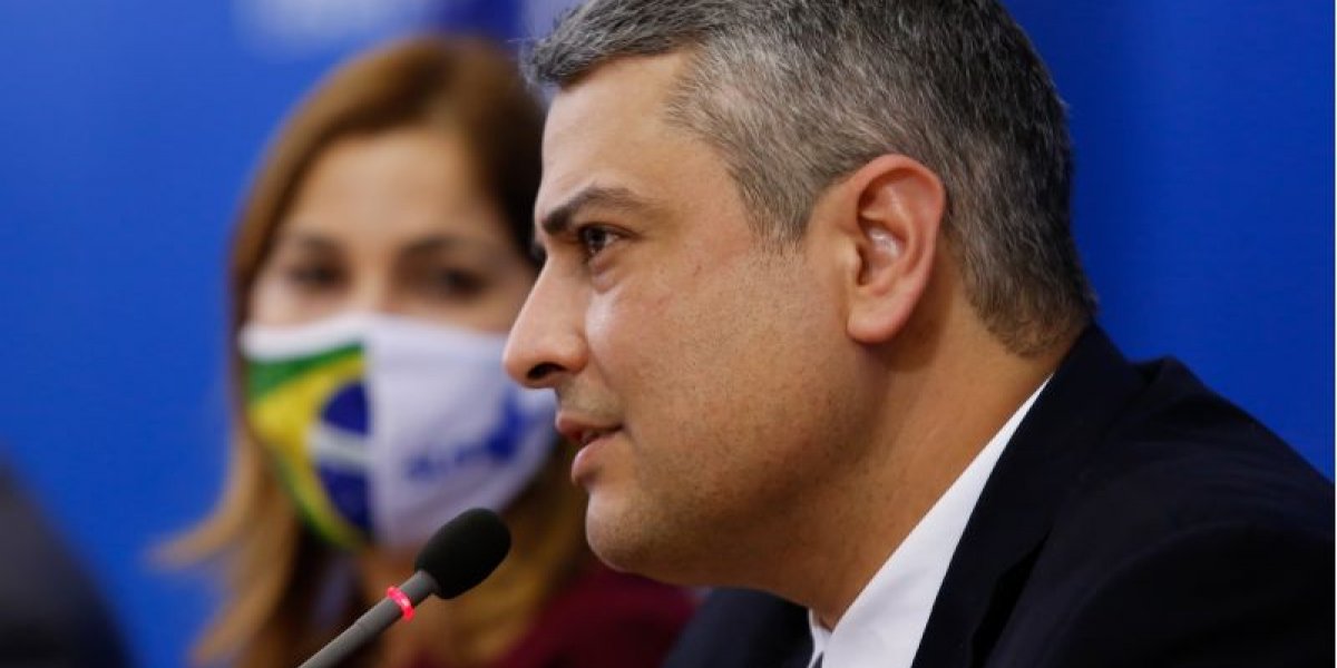 Secretário da Saúde defende cloroquina e diz que vacinas não são seguras