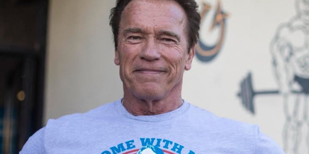 Arnold Schwarzenegger se envolve em grave acidente de carro e mulher fica ferida
