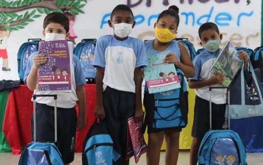 Alunos da Rede Municipal de Ensino de Mata de São João recebem kits escolares
