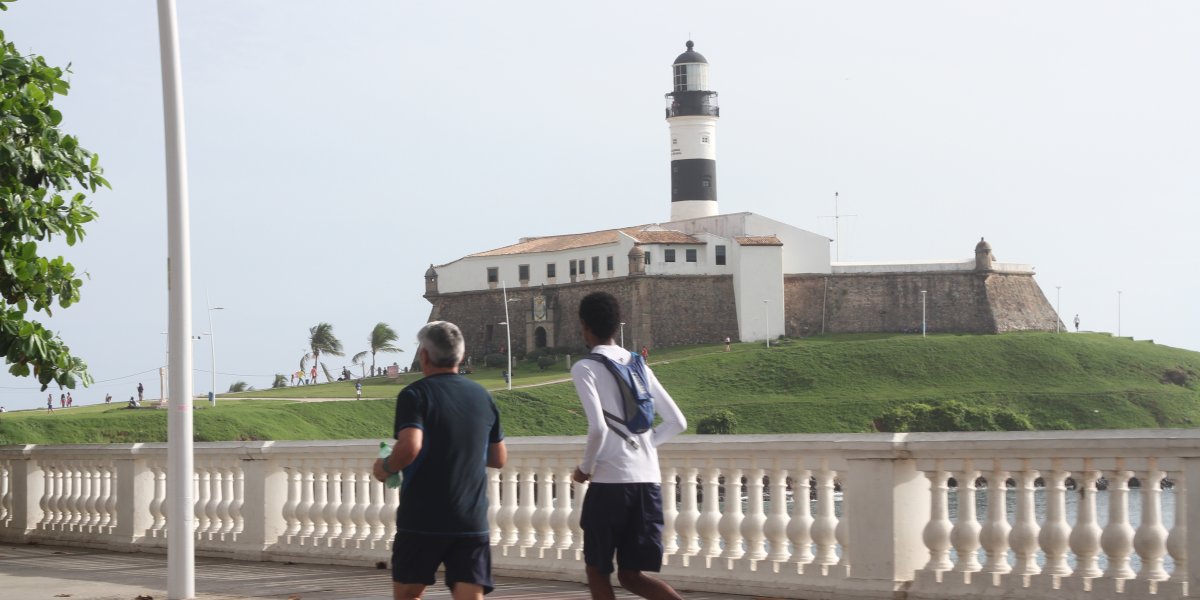 Turista reage a assalto no Farol da Barra e criminoso vai parar no HGE