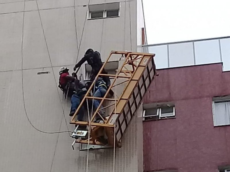 Homens ficam presos em plataforma suspensa de prédio