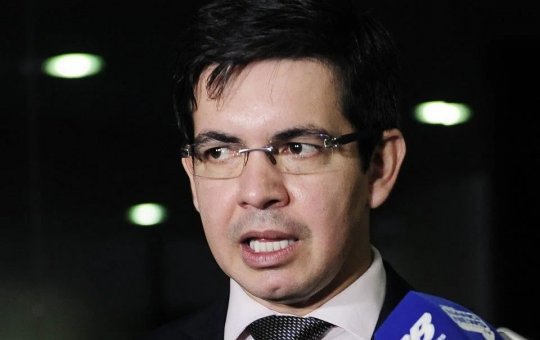 Randolfe Rodrigues testa positivo para Covid-19