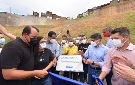 Prefeitura entrega contenção de encosta na Fazenda Grande do Retiro